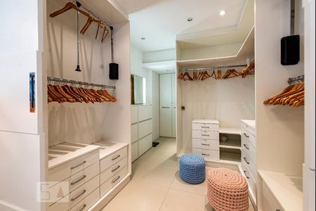 Apartamento à venda com 198m², 3 quartos e 3 vagasCloset da suíte 2