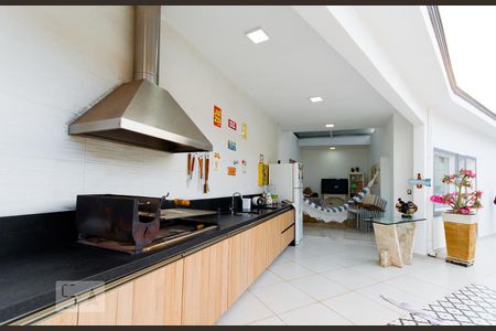 Casa à venda com 300m², 3 quartos e 5 vagas Casa à venda com 300m², 3 quartos e 5 vagasÁrea comum - Churrasqueira