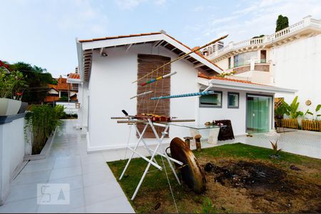 Casa à venda com 300m², 3 quartos e 5 vagas Casa à venda com 300m², 3 quartos e 5 vagasQuintal