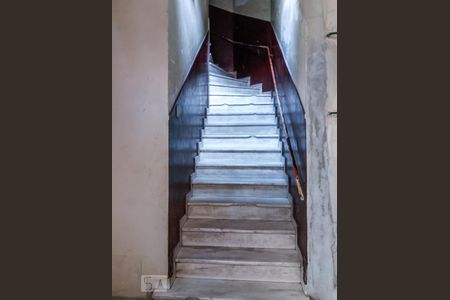 Apartamento à venda com 80m², 2 quartos e sem vaga Apartamento à venda com 80m², 2 quartos e sem vagaEscada de acesso ao imóvel