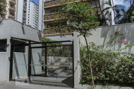 Apartamento à venda com 240m², 3 quartos e 3 vagasFachada e portaria