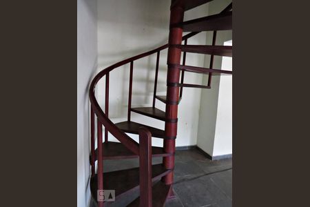 Casa à venda com 300m², 3 quartos e 4 vagasEscada para Garagem