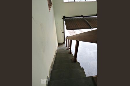 Casa à venda com 300m², 3 quartos e 4 vagasEscada