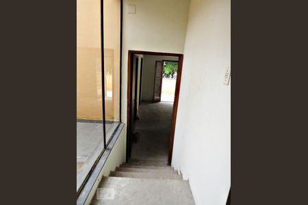 Casa à venda com 300m², 3 quartos e 4 vagasEscada