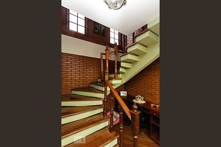 Casa à venda com 286m², 5 quartos e 8 vagas Casa à venda com 286m², 5 quartos e 8 vagasEscada