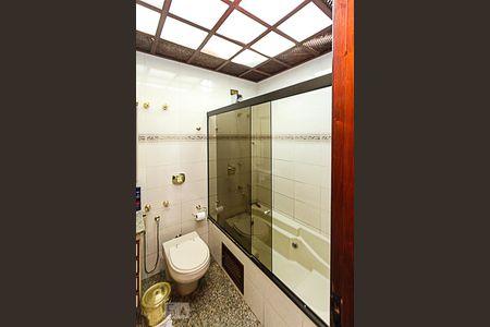 Casa à venda com 286m², 5 quartos e 8 vagas Casa à venda com 286m², 5 quartos e 8 vagasBanheiro da Suite