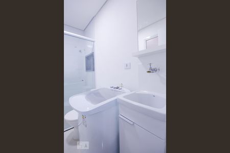 Banheiro de kitnet/studio para alugar com 1 quarto, 16m² em Bom Retiro, São Paulo