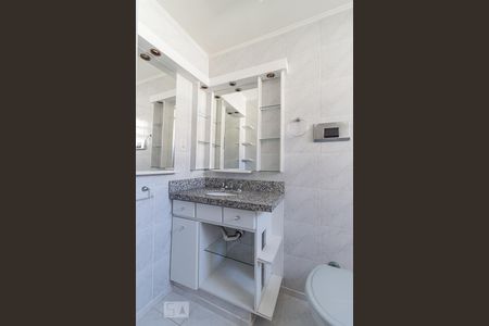 Banheiro de apartamento para alugar com 1 quarto, 35m² em Passo D’areia, Porto Alegre