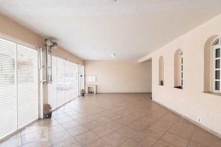 Casa à venda com 250m², 3 quartos e 6 vagas Casa à venda com 250m², 3 quartos e 6 vagasGaragem