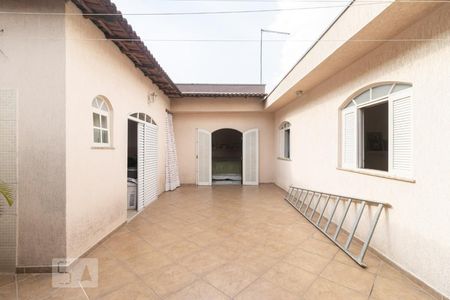 Casa à venda com 250m², 3 quartos e 6 vagas Casa à venda com 250m², 3 quartos e 6 vagasQuintal
