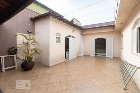 Casa à venda com 250m², 3 quartos e 6 vagas Casa à venda com 250m², 3 quartos e 6 vagasQuintal