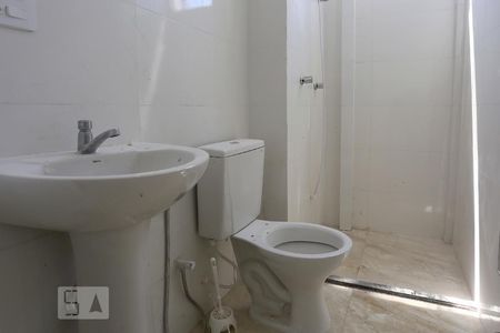 Banheiro de kitnet/studio para alugar com 1 quarto, 22m² em Vila Progredior, São Paulo