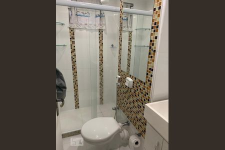 Banheiro de apartamento para alugar com 2 quartos, 55m² em Jacarepaguá, Rio de Janeiro