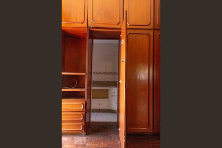 Apartamento à venda com 115m², 3 quartos e 1 vaga Apartamento à venda com 115m², 3 quartos e 1 vagaSuíte (detalhe porta para o banheiro)