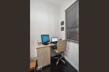 Casa à venda com 220m², 3 quartos e 2 vagas Casa à venda com 220m², 3 quartos e 2 vagasEscritório