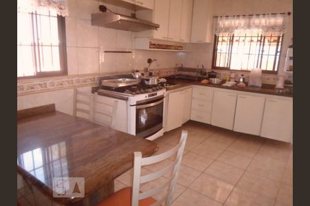 Casa à venda com 398m², 4 quartos e 8 vagas Casa à venda com 398m², 4 quartos e 8 vagasCozinha