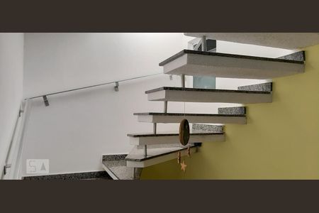 Casa à venda com 133m², 3 quartos e 3 vagas Casa à venda com 133m², 3 quartos e 3 vagasEscada