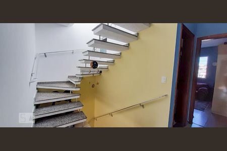 Casa à venda com 133m², 3 quartos e 3 vagas Casa à venda com 133m², 3 quartos e 3 vagasEscada