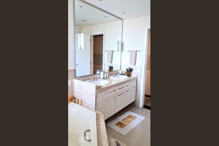 Apartamento à venda com 397m², 4 quartos e 6 vagas Apartamento à venda com 397m², 4 quartos e 6 vagasBanheiro da suíte 1