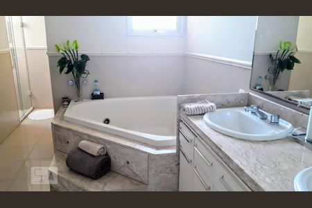 Apartamento à venda com 397m², 4 quartos e 6 vagas Apartamento à venda com 397m², 4 quartos e 6 vagasBanheiro da suíte 1