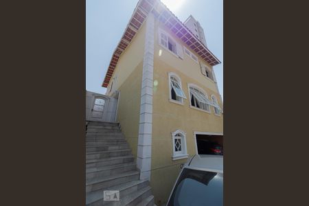 Casa à venda com 222m², 3 quartos e 5 vagasEscada entrada