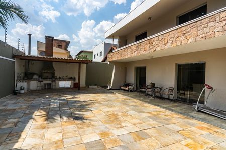 Casa à venda com 550m², 5 quartos e 6 vagasÁrea Externa