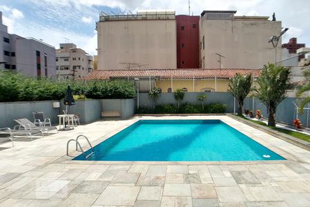 Apartamento à venda com 180m², 4 quartos e 4 vagas Apartamento à venda com 180m², 4 quartos e 4 vagasÁrea comum - Piscina
