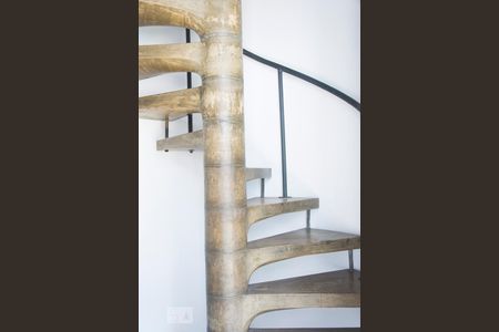 Casa para alugar com 354m², 3 quartos e 3 vagas Casa para alugar com 354m², 3 quartos e 3 vagasEscadas estudio