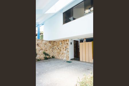 Casa para alugar com 354m², 3 quartos e 3 vagas Casa para alugar com 354m², 3 quartos e 3 vagasFachada
