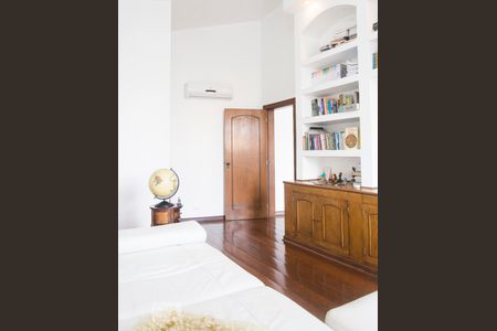 Casa para alugar com 354m², 3 quartos e 3 vagas Casa para alugar com 354m², 3 quartos e 3 vagasEscritorio 3° Andar