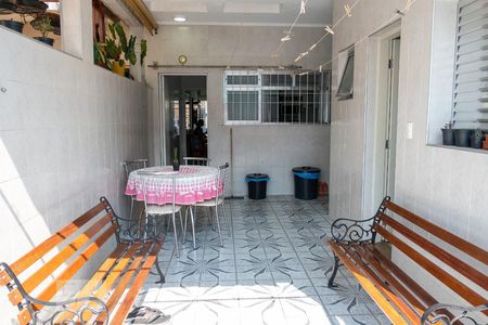 Casa à venda com 150m², 4 quartos e 5 vagasFundos