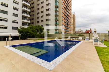 Apartamento à venda com 330m², 4 quartos e 4 vagas Apartamento à venda com 330m², 4 quartos e 4 vagasÁrea comum - Piscina