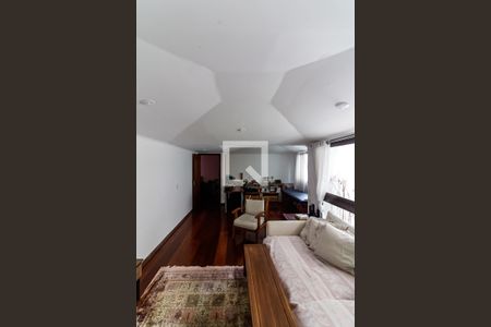 Apartamento à venda com 330m², 4 quartos e 4 vagas Apartamento à venda com 330m², 4 quartos e 4 vagasSala de TV