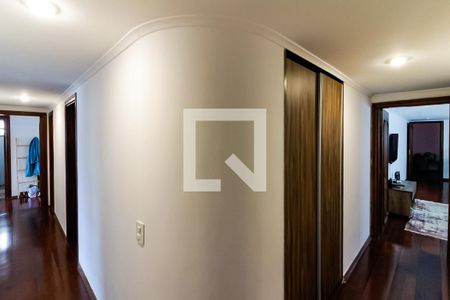 Apartamento à venda com 330m², 4 quartos e 4 vagas Apartamento à venda com 330m², 4 quartos e 4 vagasCorredor dos Quartos