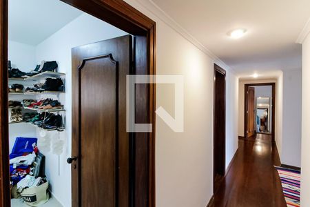 Apartamento à venda com 330m², 4 quartos e 4 vagas Apartamento à venda com 330m², 4 quartos e 4 vagasCorredor dos Quartos