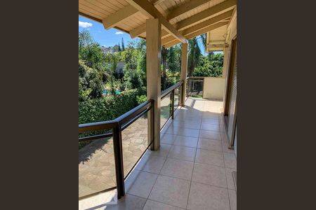 Casa de condomínio à venda com 415m², 3 quartos e 4 vagas Casa de condomínio à venda com 415m², 3 quartos e 4 vagasSacada