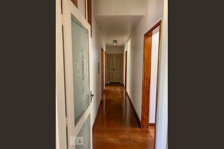 Casa de condomínio à venda com 415m², 3 quartos e 4 vagas Casa de condomínio à venda com 415m², 3 quartos e 4 vagasCorredor
