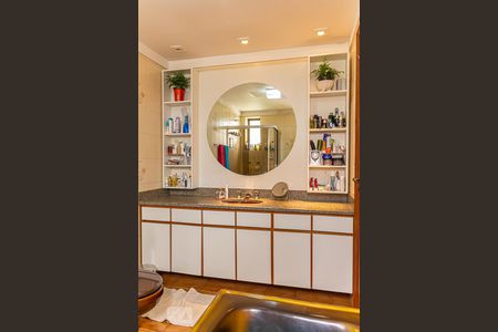 Apartamento à venda com 240m², 4 quartos e 3 vagasBanheiro da Suíte 1