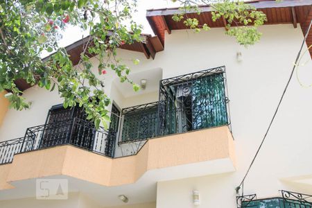 Casa à venda com 320m², 4 quartos e 4 vagas Casa à venda com 320m², 4 quartos e 4 vagasFachada