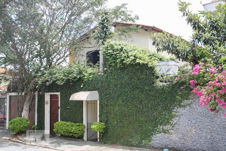 Casa à venda com 320m², 4 quartos e 4 vagas Casa à venda com 320m², 4 quartos e 4 vagasFachada