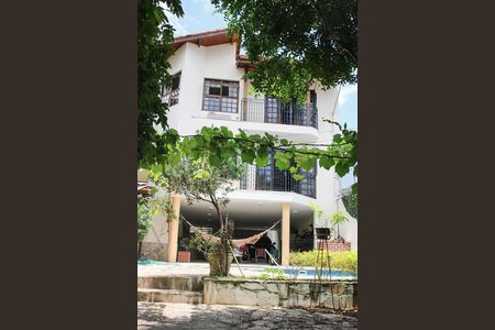 Casa à venda com 320m², 4 quartos e 4 vagas Casa à venda com 320m², 4 quartos e 4 vagasQuintal