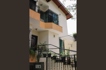 Casa à venda com 320m², 4 quartos e 4 vagas Casa à venda com 320m², 4 quartos e 4 vagasFachada