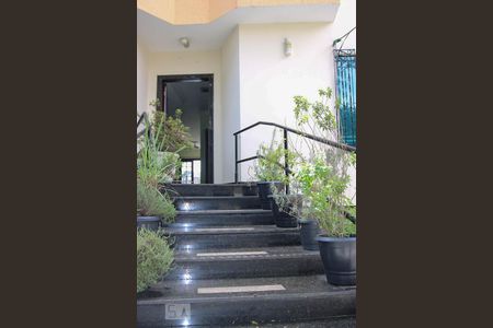 Casa à venda com 320m², 4 quartos e 4 vagas Casa à venda com 320m², 4 quartos e 4 vagasEntrada