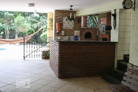 Casa à venda com 320m², 4 quartos e 4 vagas Casa à venda com 320m², 4 quartos e 4 vagasCozinha rustica