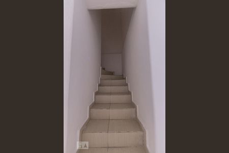 Escada de casa para alugar com 2 quartos, 248m² em Vila Nova Manchester, São Paulo