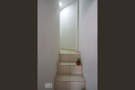 Casa à venda com 165m², 3 quartos e 2 vagas Casa à venda com 165m², 3 quartos e 2 vagasEscada