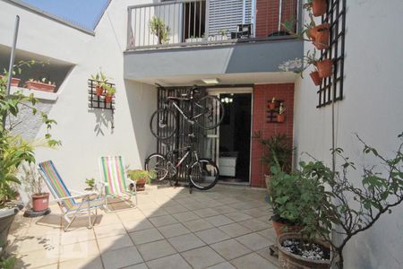 Casa à venda com 165m², 3 quartos e 2 vagas Casa à venda com 165m², 3 quartos e 2 vagasÁrea Externa