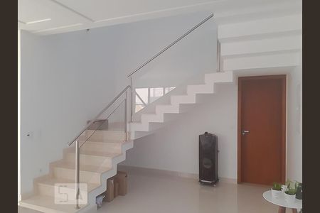 Escada de casa de condomínio para alugar com 3 quartos, 248m² em Swiss Park, Campinas