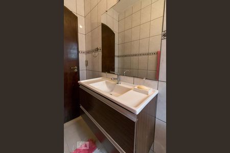 Casa à venda com 240m², 4 quartos e 2 vagasBanheiro social