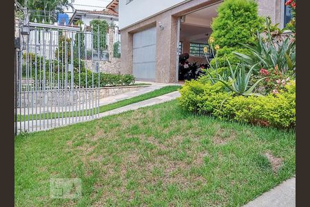 Casa à venda com 250m², 4 quartos e 5 vagas Casa à venda com 250m², 4 quartos e 5 vagasÁrea Externa